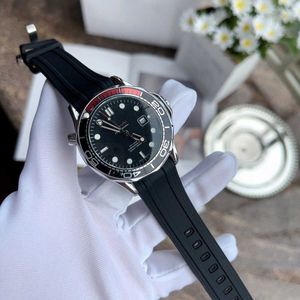 الساعات الرجالية الأسود حزام مطاط الأزرق عالي الجودة حركة الكوارتز wristwatches الرجال النساء الكلاسيكية الياقوت مصمم مائي مشاهدة 40 ملم
