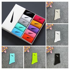 Socks Designer Sports Frauen klassisch atmungsaktives Paar Herrenfarben Baumwollstil und Tech Fleece Fünf Paare Frauen solide Schweißabsorption Drucken Mehrfach verfügbar