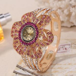 Armbandsur kvinnans affärsklockor med blommor form Dial Rhinestones Quartz Watch for Friend Family Neighbours Gift