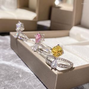 Klusterringar Vintage High Definition Färgglada skatter Shining Daisy Powder Square Diamond Ring med guldpläterad Cuic Crown Zircon