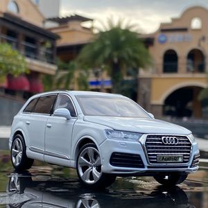 DIECAST Model 1 32 Audi Q7 SUV Symulacja samochodu Diecasts Metalowe zabawki Pojazdy dźwięk i lekkie prezenty dla dzieci 230821