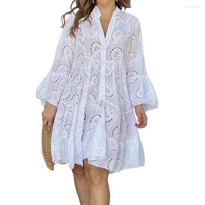 カジュアルドレス女性のための堅実なレースドレス夏のフレアlseeve v-neckHollow out Jacquard Embroidery Vestidos Beach Sexy Mini