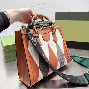 GGBAG DIANA BAMBUSBAG Målning Shopping Handväskor Klassiska fyrkantiga Crossbody Tygväskor Kvinnor Luxur Designer Totes Retro Letter Löstagbar nit bred röd grön rem