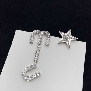 Toppdesigner Miumiu Fashion Earrings New Star Letter Asymmetric French Light Luxury Style Full Diamond Silver Needle Earrings Valentine's Day Jewelry Accessories