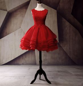 Rote kurze Mini-Spitzen-Brautkleider 2023 Applikationen Knöpfe A-Line Bridal Party Kleider gestufte Rüschen O-Neck Festzug Braut Kleid