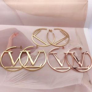 Orecchini designer di donne di lusso di grandi dimensioni Orecchini semplici Letter Stud Hoops Fashion Engagement Earring Wholesale