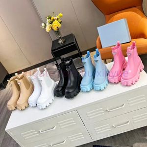 Najwyższej jakości designerskie buty kobiety buty kostki moda luksusowe cielę skórzane bawełniane motocyklowe buty gumowe zaczep podeszwy metalowy trójkąt klamra monolit chelsea buty