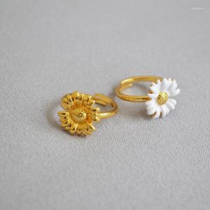 Pierścienie klastrowe Oryginalna konstrukcja to złote mosiądz delikatne złote słonecznik małe kwiaty stokrotkowe otwierające regulowany palcem serdeczny