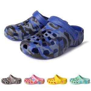 Sandálias infantis sandálias de verão tamancos não escorregões de rapazes leves sandálias de jardim macio Sapatos Hollow Out Designer Sole Slippers ao ar livre para meninas 230821