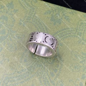 Klassisk mens designer ring kärleksringar för kvinnor bi lyx ring pläterad vintage silver bokstäver mode unisex par ringar