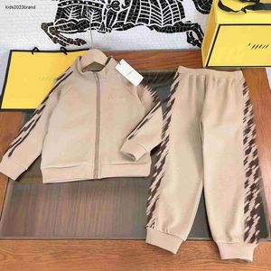 デザイナーキッズ服子供秋セットサイズ110-160 cm 2pcsチェストスタンドの襟ジャケットとパンツの刺繍ロゴ8月10日