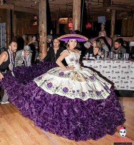 Białe fioletowe mexicao Charro quinceanera sukienki luksusowe marszczone spódnica kaplica haft haft kwiecisz kwieciny pikince anos