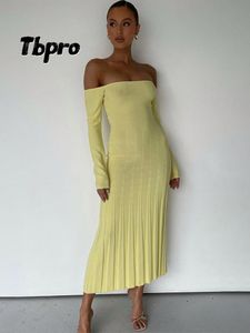 Grundläggande casual klänningar Sexig snedstreck stickad lång klänning för kvinnor solid bröst inslagning smal veckad vestidos mode semester party robe vinter 230821