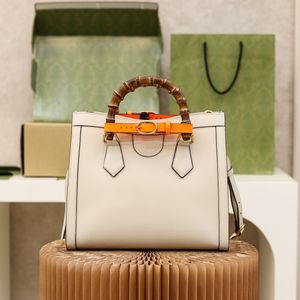 660195 Classic Women's Handbag High-End Custom Quality Shoulder Bag Bamboo Series Crossbody Bag är mycket mångsidig och kapaciteten är mycket full