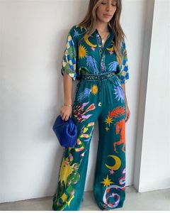 Kvinnors tvåbitar byxor Green Cartoon Print Long Pant Suit Kvinnor Elegant Slå ner krage Skjortor Lossa breda benbyxor 2 stycken Set Women Outfits 230822