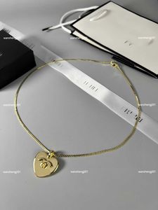 23SS Designer mulheres colares pendentes de jóias minimalistas Logotipo de jóias em forma de coração em forma de coração, incluindo um presente de caixa preferido