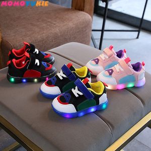Sneakers cool andningsbara pu cow barn case skor led färgglada belysning baby barn sneakers söta flickor pojkar 230823