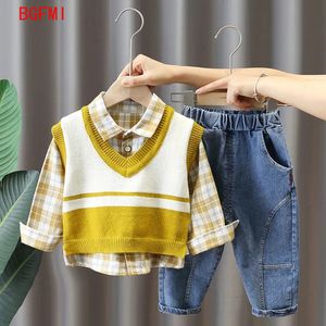 Kläder sätter koreanska våren baby pojke väst tröja skjorta jeans tre stycke småbarn stilig rutig fallkläder kostym 15y 230823