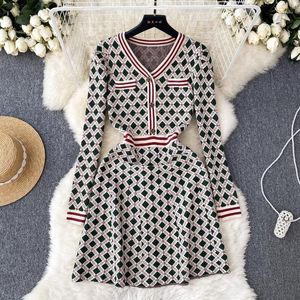 Casual Dresses Autumn Light Luxury Celebrity Style Sticked Dress Kvinnor Långärmad midja Design High-end nisch Temperament Kort kjol