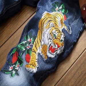 2020 popolari nuovi jeans fiore ricamato a tigre causali slitti pantaloni di mendicante dritta elaborali cinesi pazzo di volantino con cerniera 324c