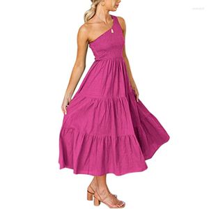 Swobodne sukienki odm guangdong hurtowo przyjazny skórę pasek spaghetti elegancka sundress szelki plisowane damskie halki mody 2023