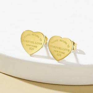 Örhängen Stud Luxury Designer Heart Form Letters Engagement Earring 18K Gold Plated Titanium Steel Eternal Love Ear Studs YME001
