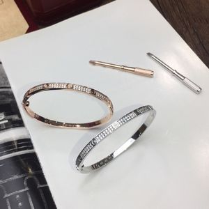 Bracciale designer Nuove donne Edizione stretta bracciali in acciaio al titanio moda di lusso leggero con diamanti pieni di ornamenti in acciaio inossidabile con acciaio al titanio