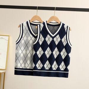 Colete de malha de algodão no outono infantil e no inverno de moda uniforme da moda da faculdade britânica Sweater de tricô estilista 230823