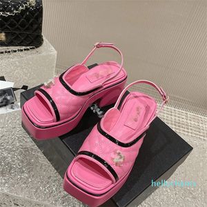 2023 NYA 7,5 cm Mid High High Heels Sandal Interlocking Wedge Pumpar Peep Toe Block Heel Slingback Ankel Strap Buckle Slides Thick Bottom Mule Party Dress Shoes