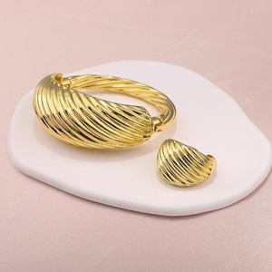 Halskette Ohrringe Set Gold Farbdesigner Schmuck Frauenarmband Ring Geometrisches kreisförmiges Design Klassischer Retro -Stil Geburtstagsfeier
