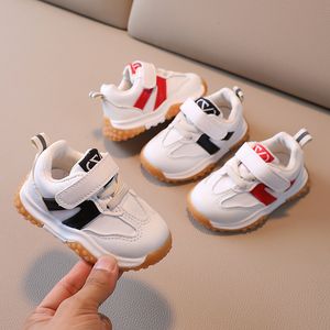 Första Walkers Autumn Baby Sports Shoes 0 3 år Girls Boys Mode Sneakers Kids som driver spädbarn Toddler Bortable Casual Shoe 15 25 230823