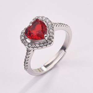 Кластерные кольца Продажа европейских и американских украшений с серебряным покрытием Королевское красное сердце Рубин Кольцо Женское Цвет камня