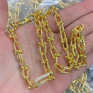 Mode t-bokstäver hardwear liten wrap halsband gult guldlås och kulhänge halsband glänsande armband örhänge designer smycken t02888
