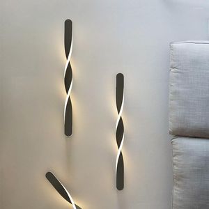 Vägglampa modern minimalistisk silvermetall spiral lång remsa led varmt vitt ljus sovrum korridor dekor inre fixtur sconce