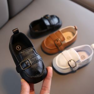 Första vandrare mode babyskor vit casual för pojkar och flickor mjuk botten dop sneakers nybörjare komfort walkshoes 230823