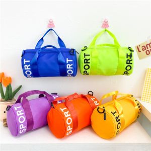 Handtaschen Fashion Kids Handtaschen rund Barrel Duffle Tasche Kinderkreuzbodysprüche Jungen Sportarten Sport am Wochenende kleine süße Reise über Nacht Tasche 230823