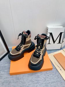 2.0 Platform Ayak Bileği Botları Tasarımcı, çöl botları için süet buzağı deri üst ve büyük boyutlu siyah kauçuk dış taban kullanıyor