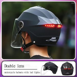 Motorcykelhjälmar med LED -lampor Moped Hjälm Electric Scooter för män Kvinnor Double Visor Rechargeble Light Summer
