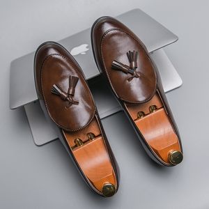 Elbise ayakkabıları erkekler için kahverengi somunlar kaymak yuvarlak ayak parmağı katı siyah püskül