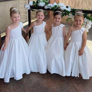 Weißes Satin-Blumenmädchenkleid in A-Linie, Spaghettiträger, einschulterig, Kinder-Abschlussballkleid, Falten, Puffrock, Kleinkind-Erstkommunionkleid