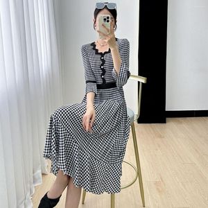 カジュアルドレスクラシック格子縞の印刷されたミヤケドレス女性2023ファッションシンプルな快適なフレアスリーブミディペプラムプラスサイズ