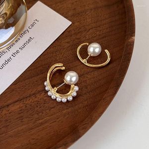 Orecchini per borchie asimmetria del temperamento U-magico C forma di colore oro metallo per donne simulazione creativa gioielli di perle
