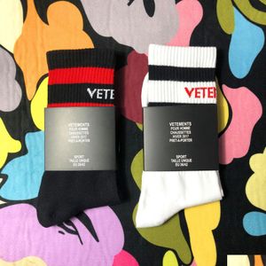 Herrensocken Vetements Black White Tide Brand Teenager Hip Hop Style Langer Buchstaben Sticker Athleten Bein Wärmer Streifen Größe Drop Deliv DH8ZM