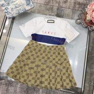 Lyxdesignerkläder sätter barn t-shirt monogrammad shortst mode brittisk modemärke sommar barns skatter tjej fashionabla veckade kjol