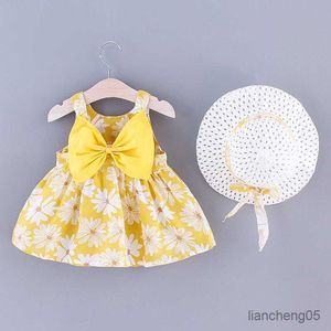 Flickans klänningar 2st babyflickor ärmlöst tusensköna tryck tillbaka Big Bow Decor Beach Dress Hat Set Kids Summer Clothes R230824