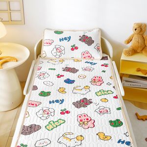 Sängkläder set crib sängkläder set för baby flickor baby lakan kudde fodral latex säng linne vattenbeständiga spjälsäng djur tryck 100x56 cm 230823