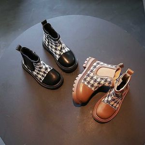 Buty stylowe kratownicze buty na pasie startowe Czarne brązowe dziewczyny pluszowe dziewczyny zimowe buty w stylu Anglii student Chelsea Boots dla dzieci F10251 L0828