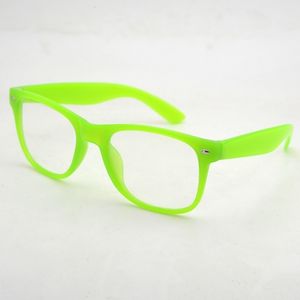 Gli occhiali da sole si illuminano nei bicchieri 3D di vetri 3d in verde scuro disegno 230823