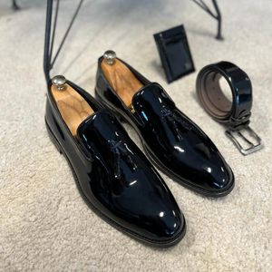 Klänningskor svarta loafers för män patent läder tasslar bröllop affärer mäns formella skor storlek 38-46 män skor 230824