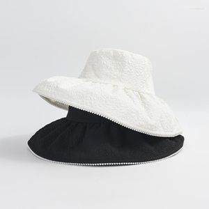 Berets Omea Black Buckte Hat Женщины летнее цветочное кружевное пляжное праздничное жемчужное солнце Wide Brim Floppy Cap Элегантный стиль Hepburn